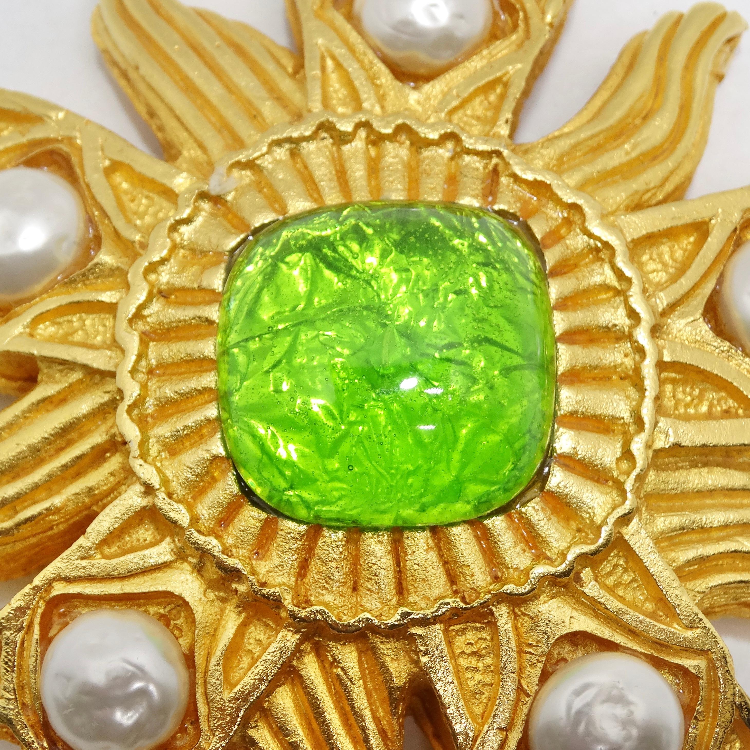 Die Dominique Aurientis Paris Gold Plated Green Stone Flower Brooch ist ein wunderschönes Schmuckstück aus den 1980er Jahren. Diese wunderschöne große Blumenbrosche besticht durch ihre strukturierte Gelbgoldplattierung, die ein kompliziertes und