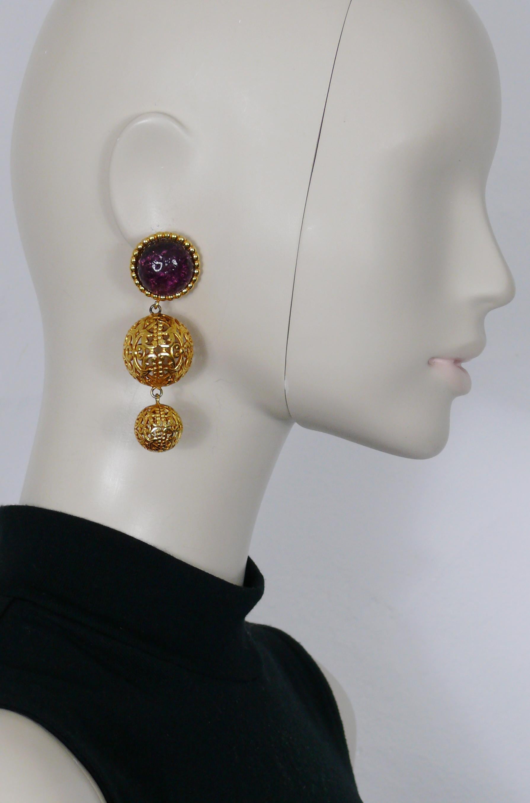 DOMINIQUE AURIENTIS vintage gold toned filigree balls dangling earrings (clip-on) featuring a textured purple resin cabochon top.

Embossed DOMINIQUE AURIENTIS Paris.

Indicative measurements : height approx. 7.6 cm (2.99 inches) / max. width