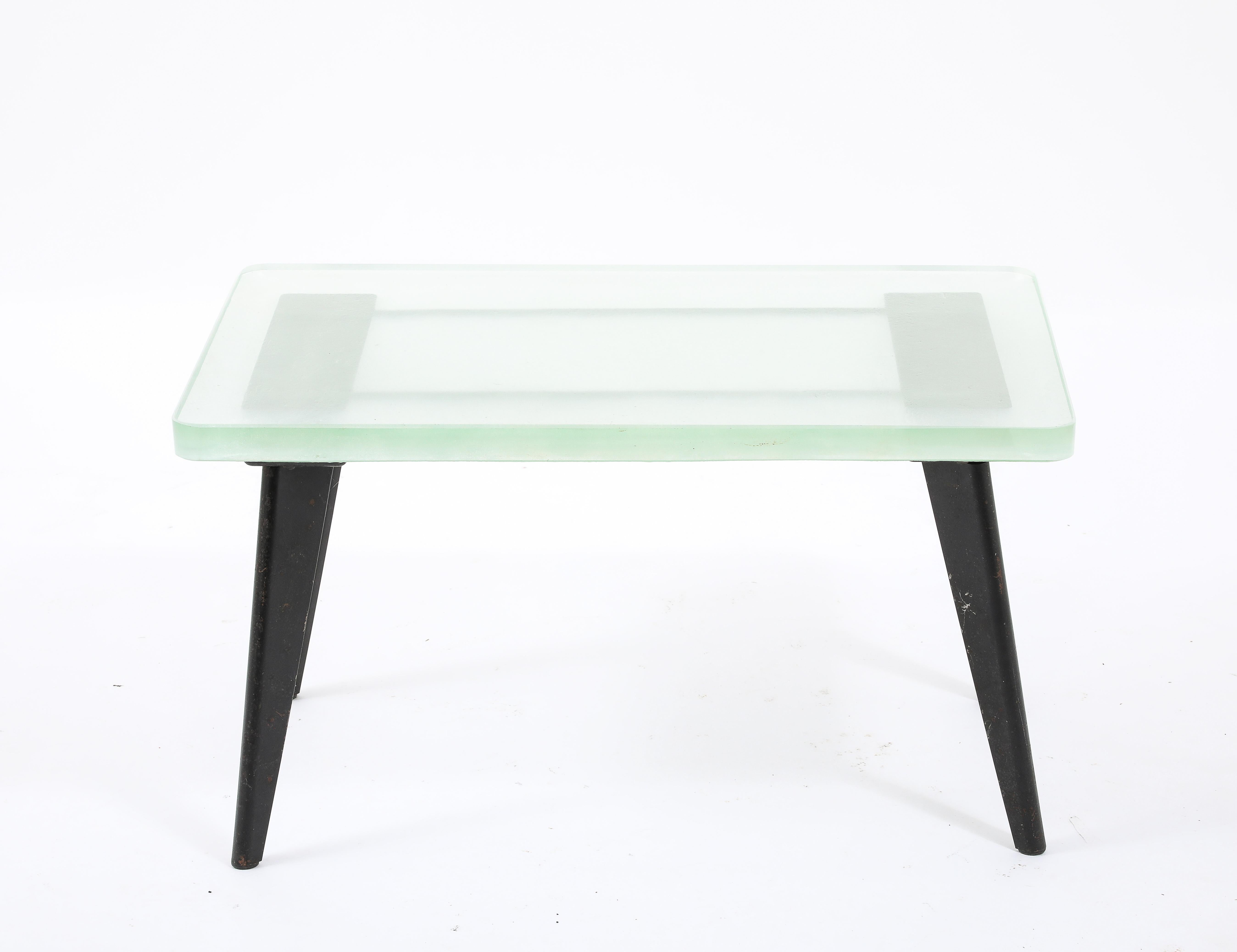 Une table à boire du quartier des officiers avec un étonnant plateau en verre de Saint Gobain (tabouret pour référence visuelle).