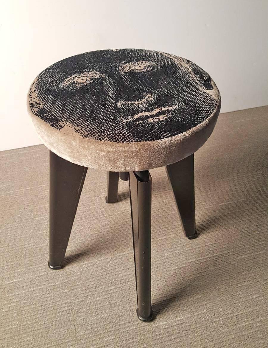 Les designers André Domin et Marcel Genevière:: également connus sous le surnom de Dominique:: ont commencé à collaborer dans les années 1920. La société Dominique s'est rapidement imposée ; ses premières œuvres dans le style Art déco ont été