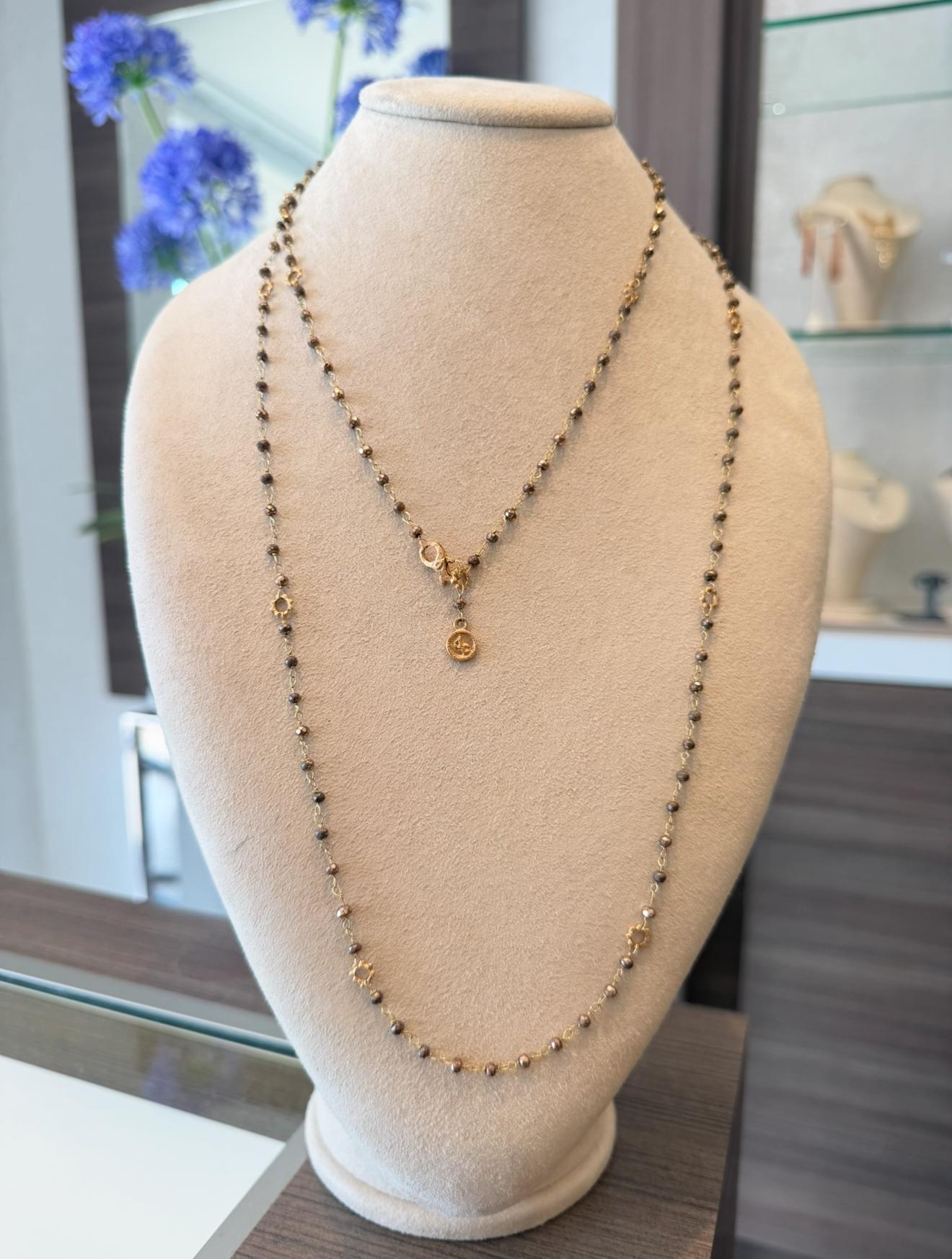 Collier à maillons en pyrite en or jaune 18 carats de Dominique Cohen. Le collier présente des perles de pyrite facettées sur une chaîne de 45 cm. Poids : 16 grammes. 
