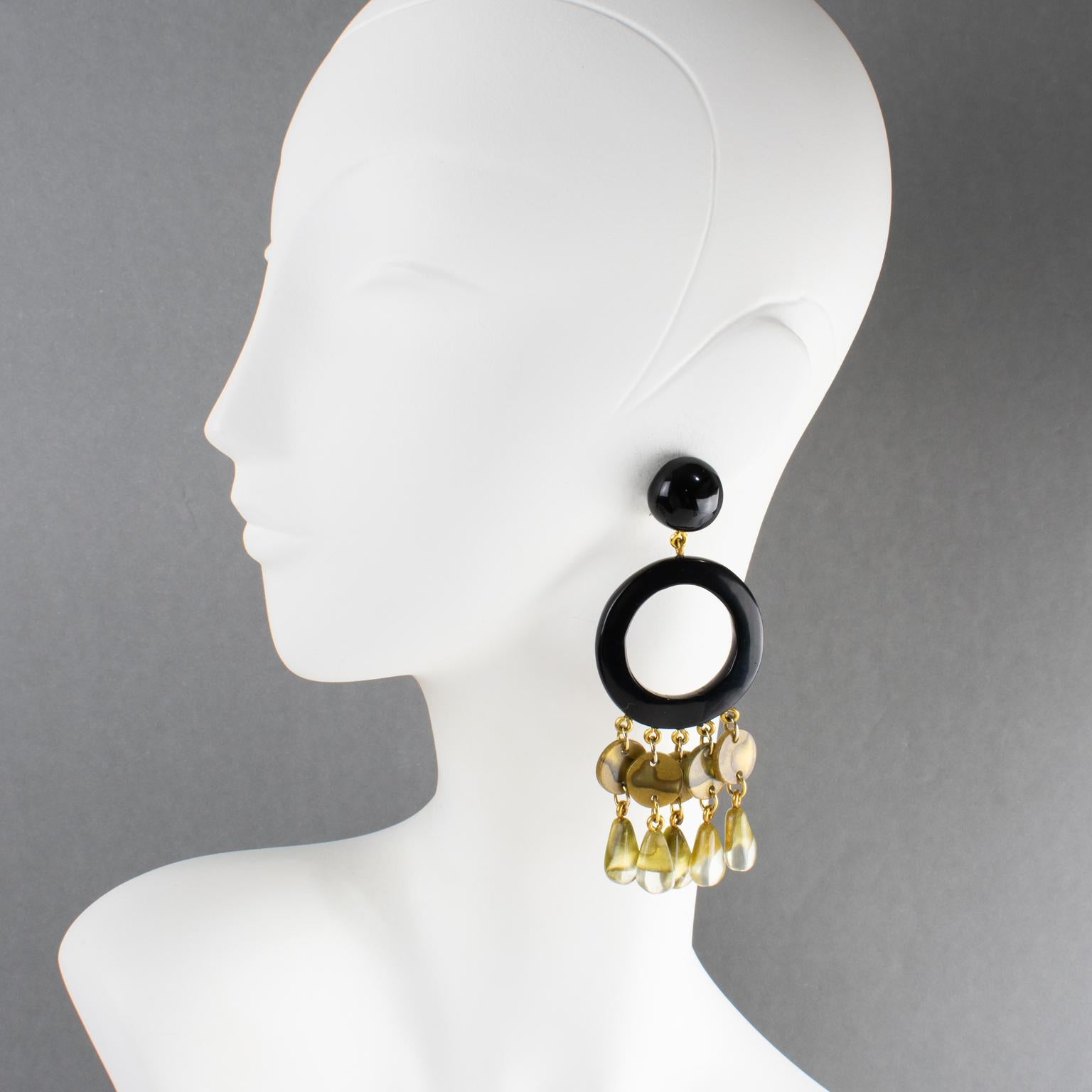 Diese atemberaubenden, übergroßen Ohrringe von Dominique Denaive Paris haben eine skulpturale, baumelnde Kronleuchterform mit perlmuttfarbenen, geschnitzten Acrylharzelementen und tropfenförmigen Charms in einer schönen Mischung aus Lakritzschwarz