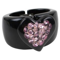 Dominique Denaive Armband aus schwarzem Harz mit Klappverschluss und lila juwelenbesetztem Herz