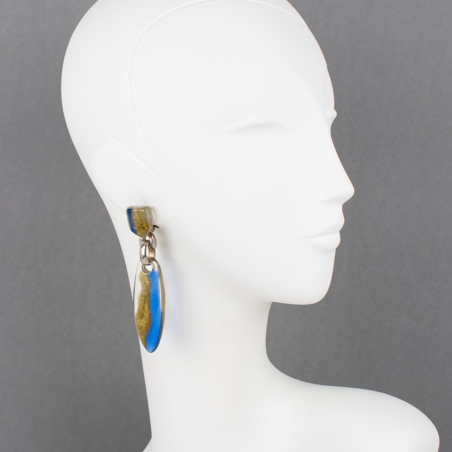 Orecchini a clip in acrilico blu e oro Dominique Denaive in vendita 4