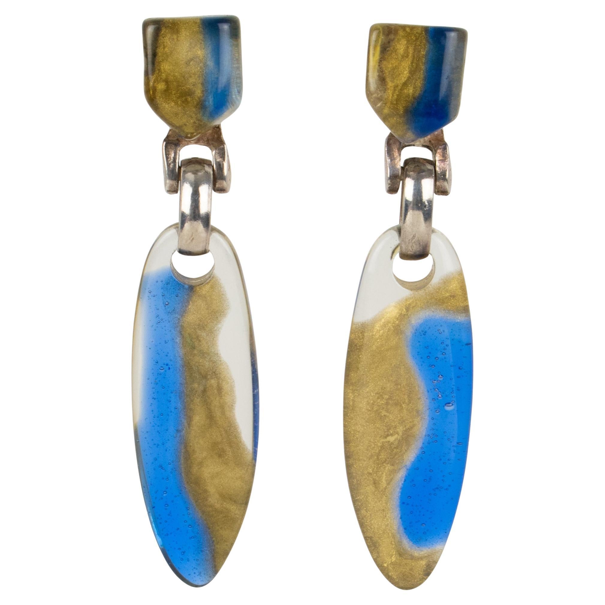 Orecchini a clip in acrilico blu e oro Dominique Denaive in vendita