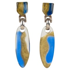Orecchini a clip in acrilico blu e oro Dominique Denaive
