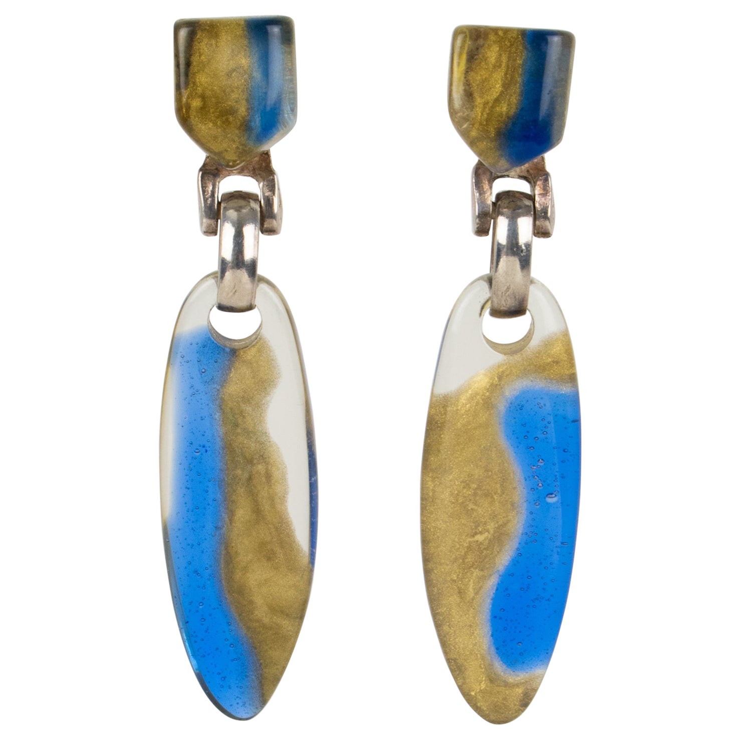 Dominique Denaive Pendants d'oreilles en acrylique bleu et or en vente