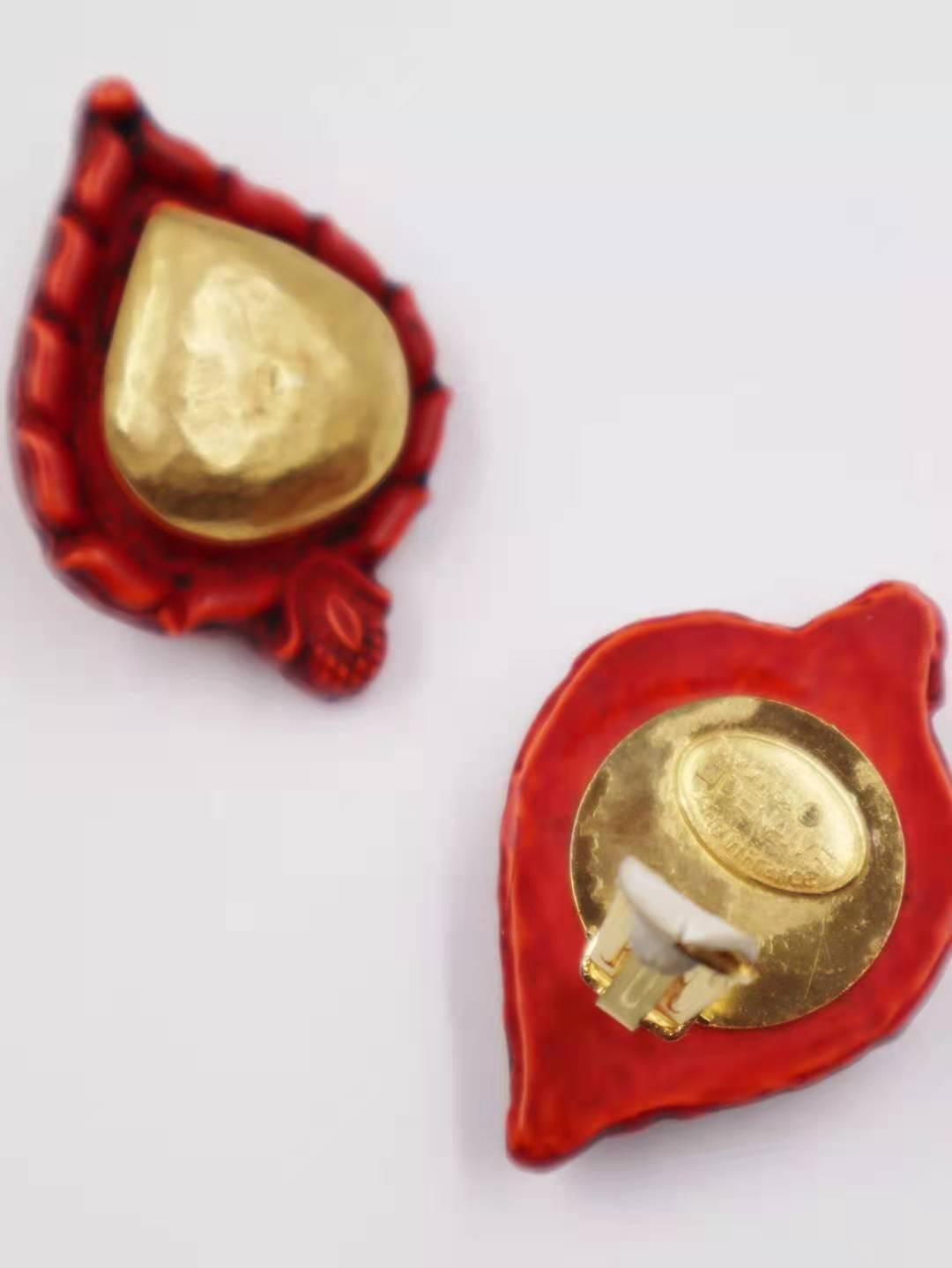 Vintage heart on flame earrings by French designer Dominique Denaive, featuring an flame red carved heart that is metallic centred. Rare and beautiful.

Feature
Material: Ename
lColor: Red & Gold
Condition: Very Good
Period: 1990-
Dimensions: 3.5cm