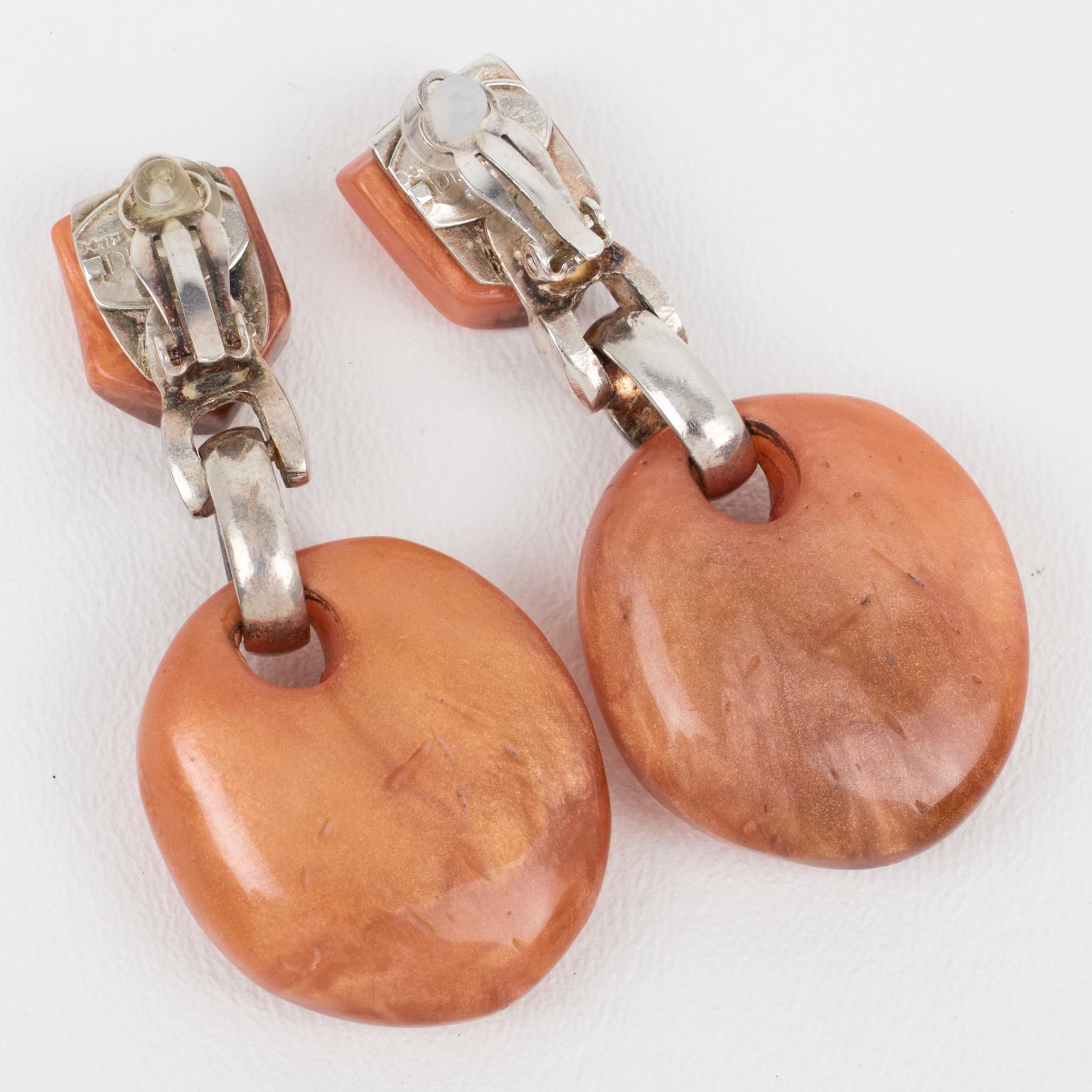 Orecchini a clip in resina e metallo arancione Dominique Denaive In condizioni ottime in vendita a Atlanta, GA