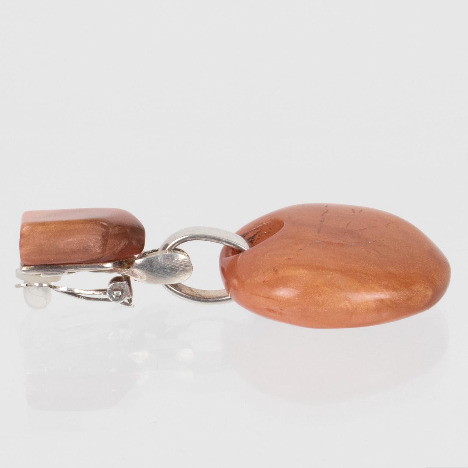 Orecchini a clip in resina e metallo arancione Dominique Denaive in vendita 1