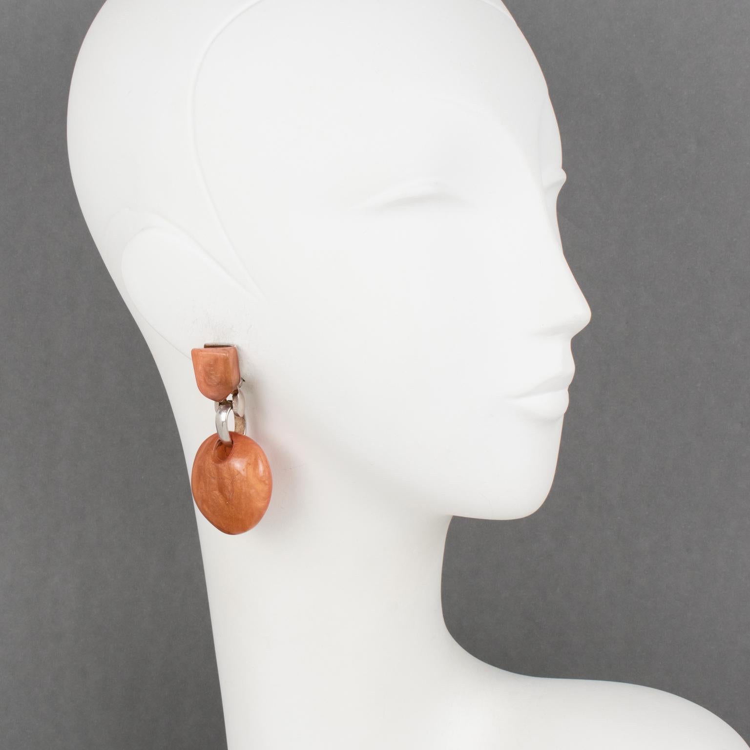 Orecchini a clip in resina e metallo arancione Dominique Denaive in vendita 4