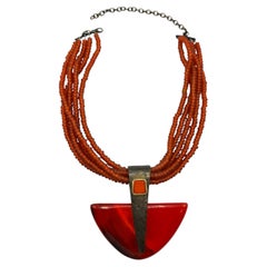 Dominique Denaive, Paris, années 1980 : collier à pendentif composé de plusieurs rangées de perles de verre et de résine