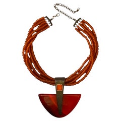 Dominique Denaive, Paris, années 1980 : collier à pendentif composé de plusieurs rangées de perles de verre et de résine