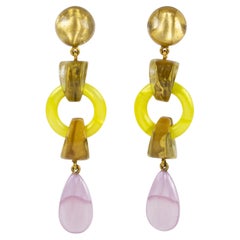 Boucles d'oreilles Dominique Denaive Paris en or, violet et jaune acrylique