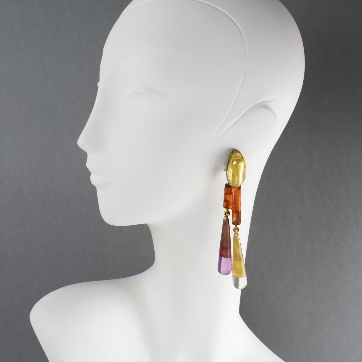 Diese fabelhaften Ohrringe zum Anstecken von Dominique Denaive Paris haben eine baumelnde Harzform mit langen Tropfen und Freiform-Elementen in schönen Orange-, Violett- und Goldtönen mit Perlmutteinschlüssen. Die Ohrringe sind mit einer vergoldeten