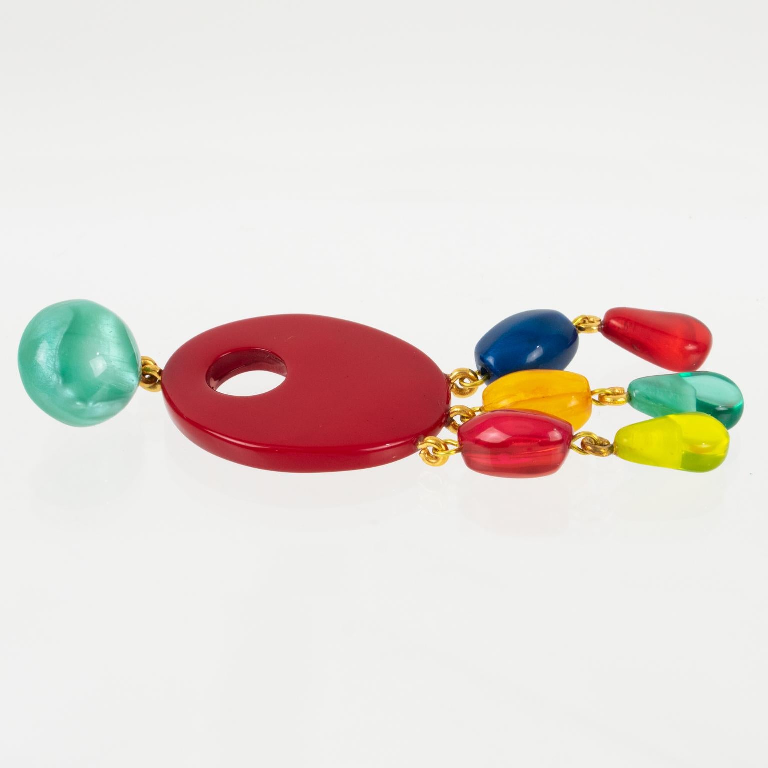 Dominique Denaive Paris - Boucles d'oreilles pendantes en résine multicolore en vente 1