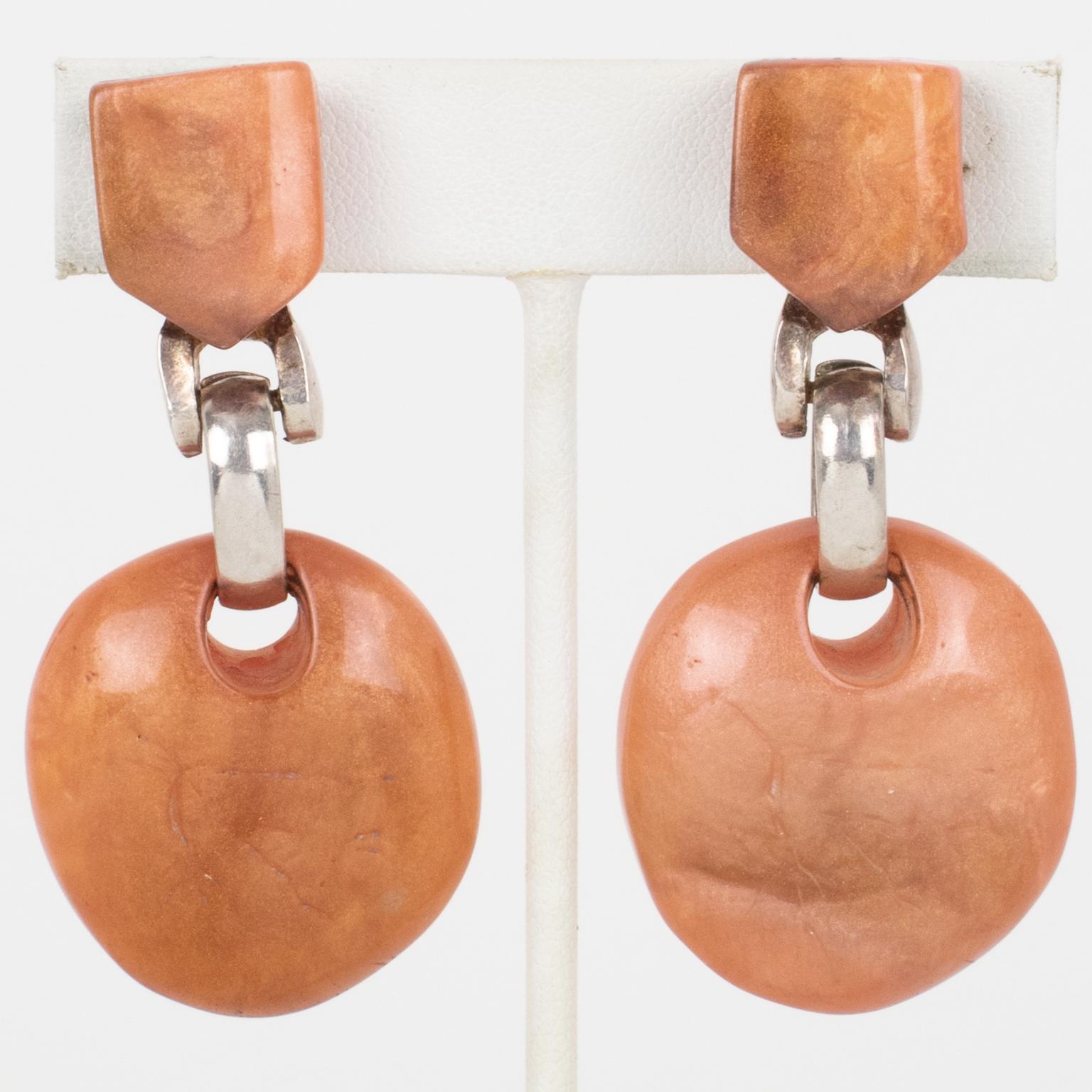 Dominique Denaive Pendants d'oreilles orange en résine et métal en vente 2