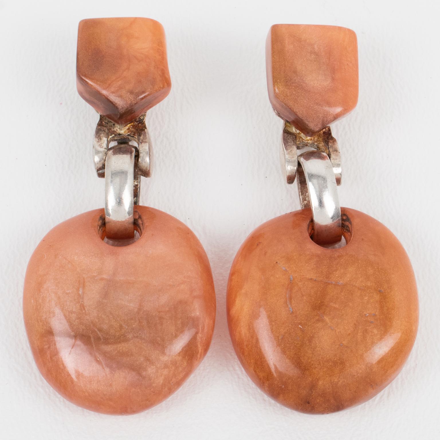 Dominique Denaive Pendants d'oreilles orange en résine et métal en vente 3