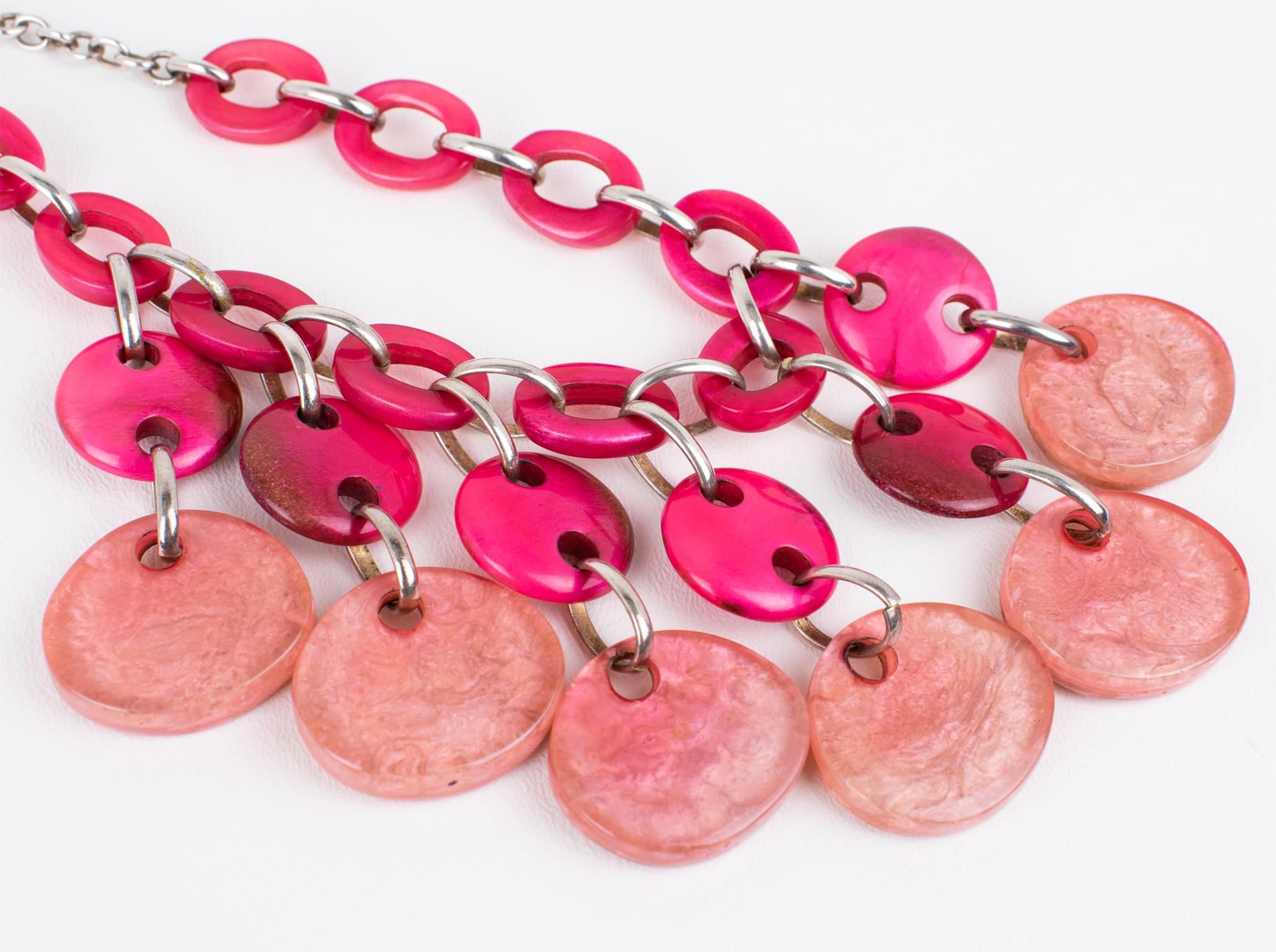 Collana girocollo in resina rosa con charme Dominique Denaive Paris in vendita 7