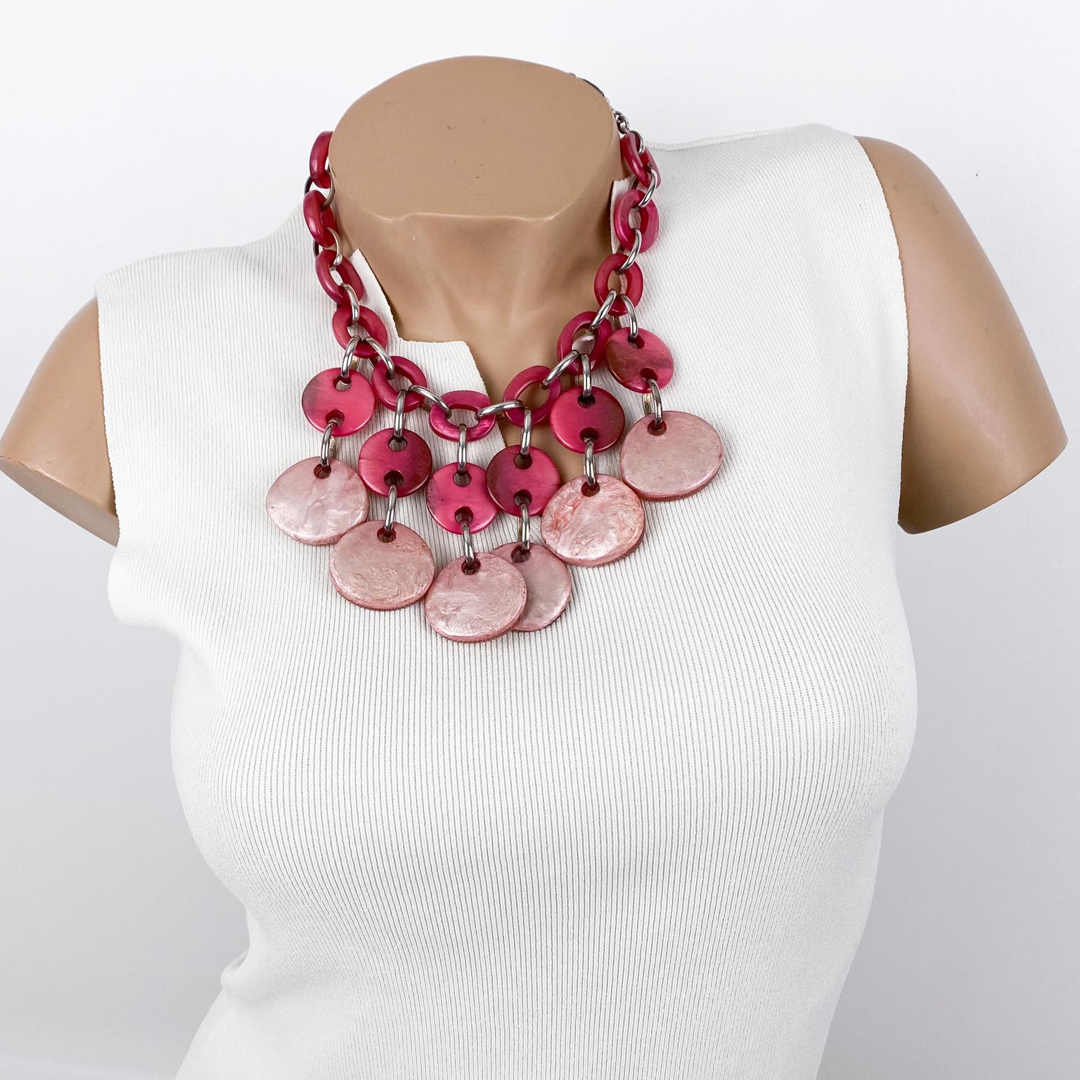 Moderno Collana girocollo in resina rosa con charme Dominique Denaive Paris in vendita