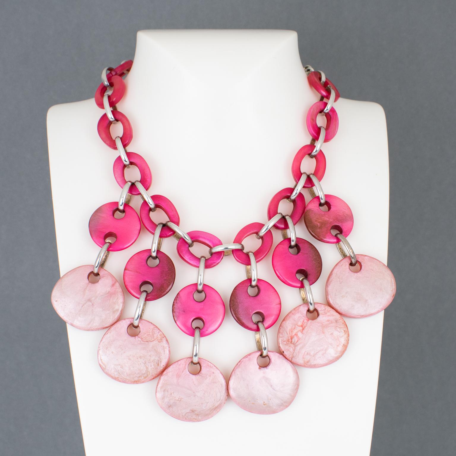 Collana girocollo in resina rosa con charme Dominique Denaive Paris In condizioni ottime in vendita a Atlanta, GA