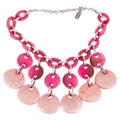 Dominique Denaive Paris Rosa Harz Choker Halskette mit baumelnden Charme