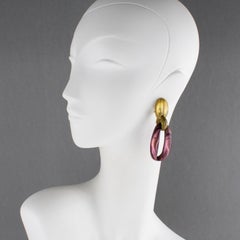 Dominique Denaive Paris Boucles d'oreilles pendantes en résine perlée mauve et or
