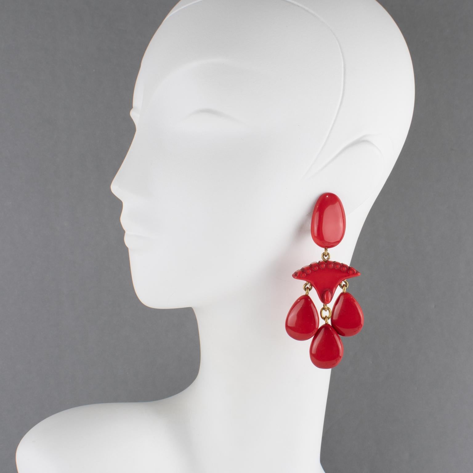 Moderno Orecchini a clip in resina rossa Dominique Denaive Paris in vendita