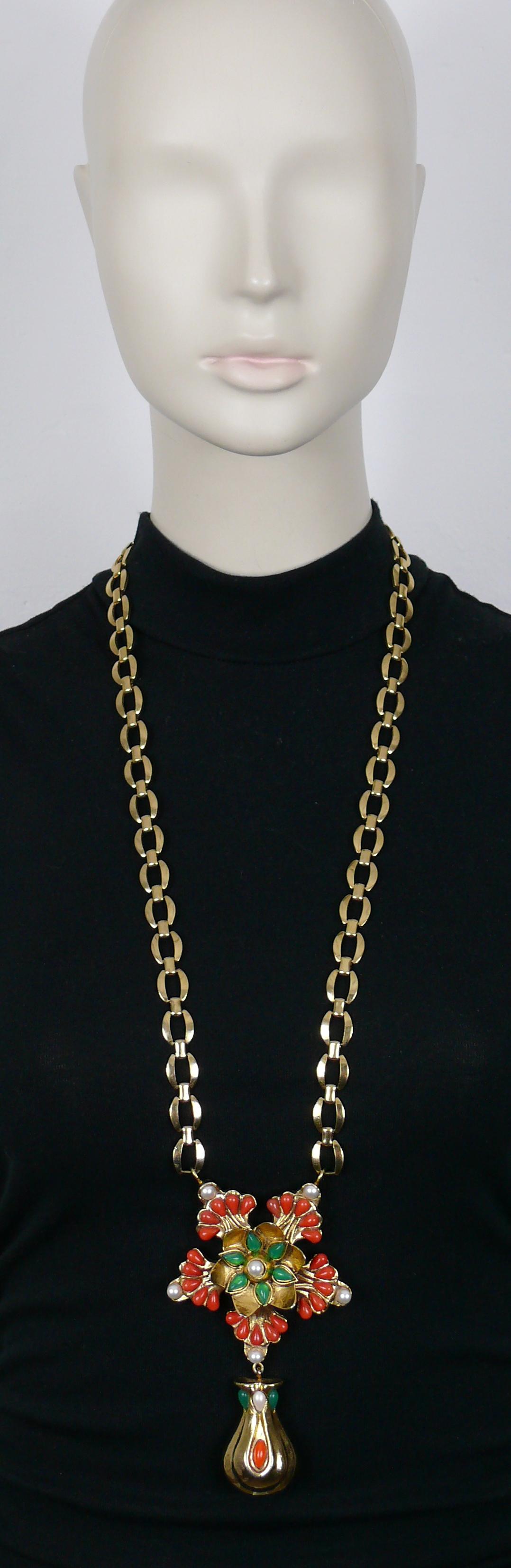Collana con ciondolo e orecchini pendenti vintage di Dominique Denaive.

La COLLANA presenta una catena a maglie dorate e un enorme pendente floreale in resina impreziosito da cabochon in vetro arancione e verde e perle finte. Chiusura a