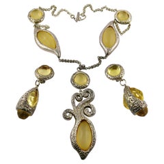 Ensemble collier et boucles d'oreilles Dominique Denaive vintage en résine jaune argentée