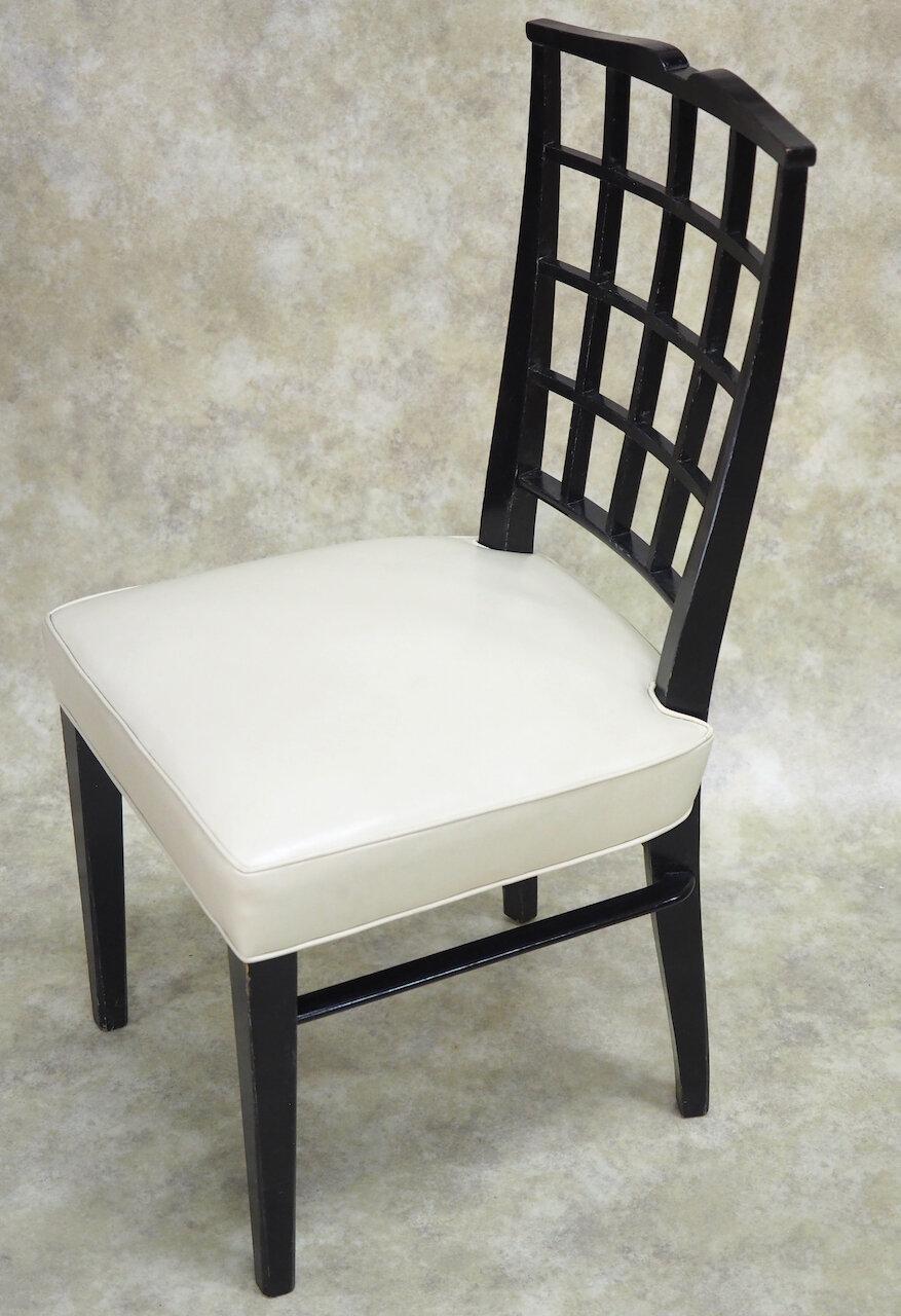 Paire de chaises latérales Art Déco françaises par Dominique, conçues en 1937, en bois ébénisé. Dos ouvert à motif de treillis. Finition et tapisserie récente. 19