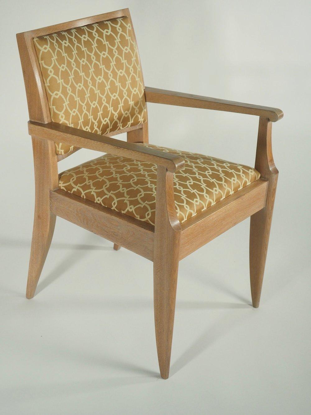 Französische Sessel aus der Mitte des späten Art déco, um 1950, von Dominique in Eiche. Korrekt restauriert, aufgearbeitet und neu gepolstert.