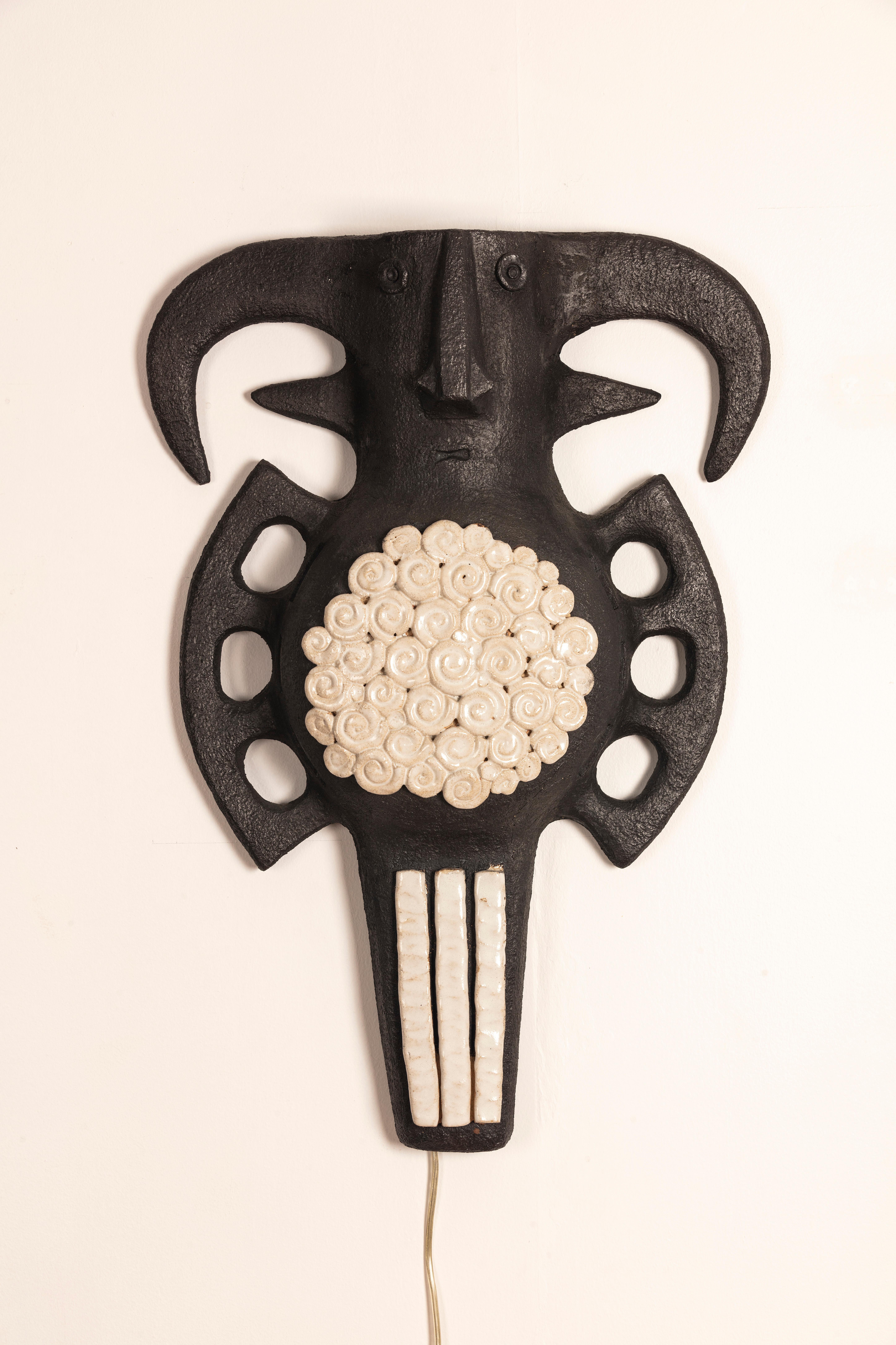 Pareja de apliques Toro de cerámica, en un negro mate profundo que absorbe la luz, con esmaltes blancos que reflejan la luz, representando un animal imaginario inspirado en un toro. Ambas piezas están firmadas.

Dominique Pouchain - Nacido en