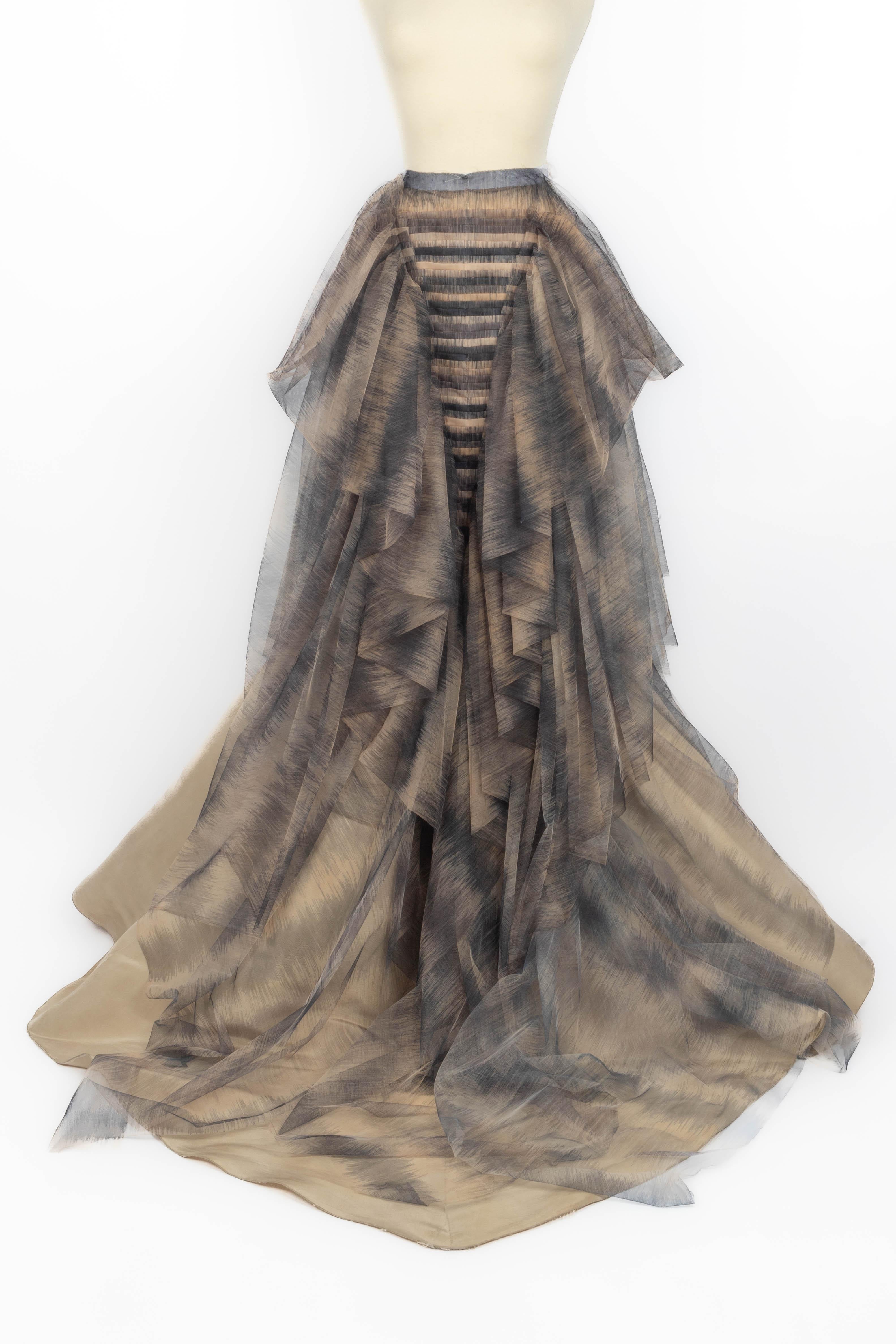 DOMINIQUE SIROP - Tüllset mit Volants, bestehend aus einem Bustier-Oberteil und einem langen Rock. Keine Größenangabe, es passt eine 36FR. A 2011 Collection'S.

Bedingung:
Sehr guter Zustand

Abmessungen:
Oberteil: Brustumfang: 39 cm -