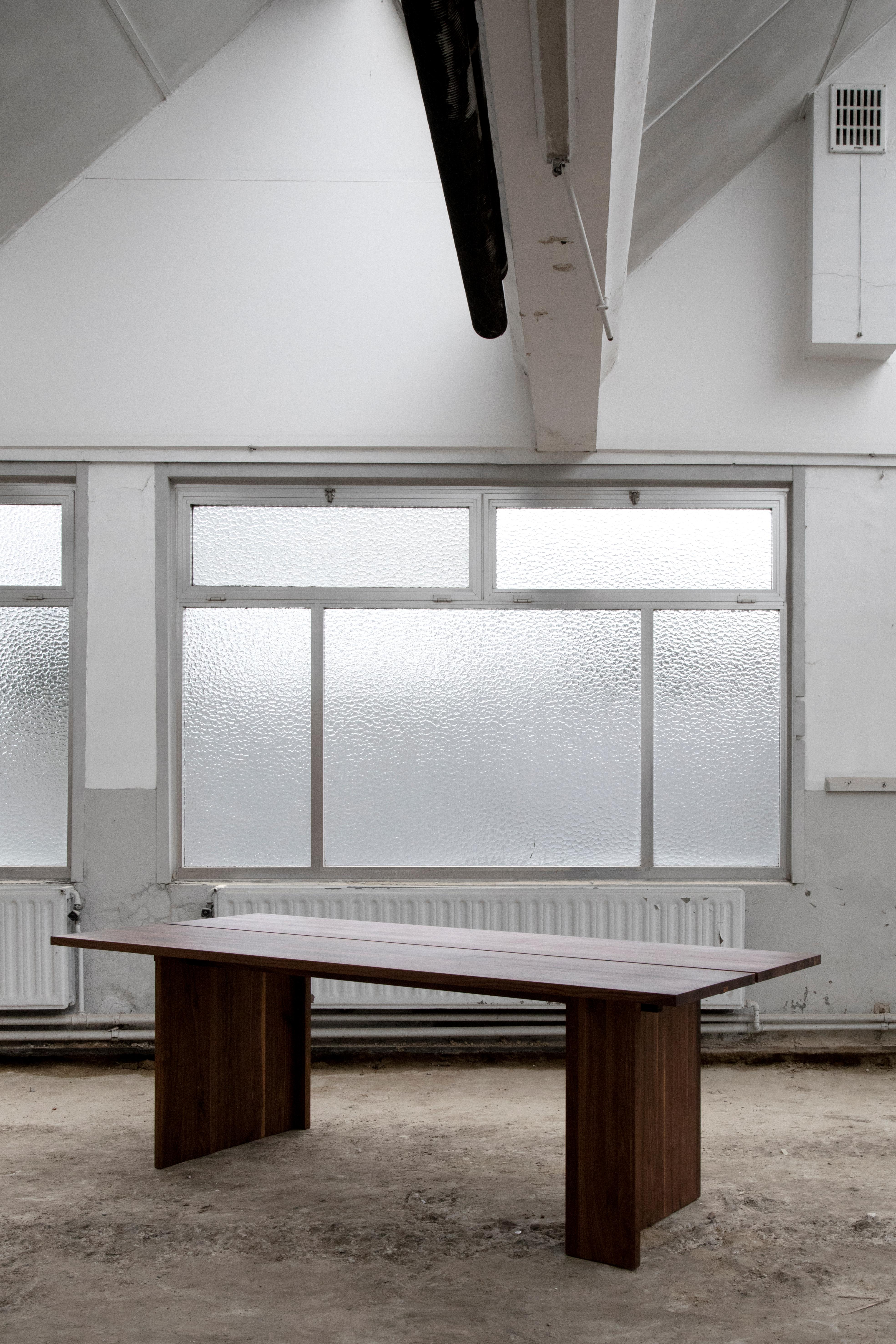 Table Dominique par Part Studio Atelier
Dimensions : H76 x L 240 x P 96 cm : H76 x L 240 x P96,5 cm
MATERIAL : noyer
Images par : Karin Van Winkel

Cette table en noyer Dominique est fabriquée uniquement par assemblage à queue d'aronde coulissante,