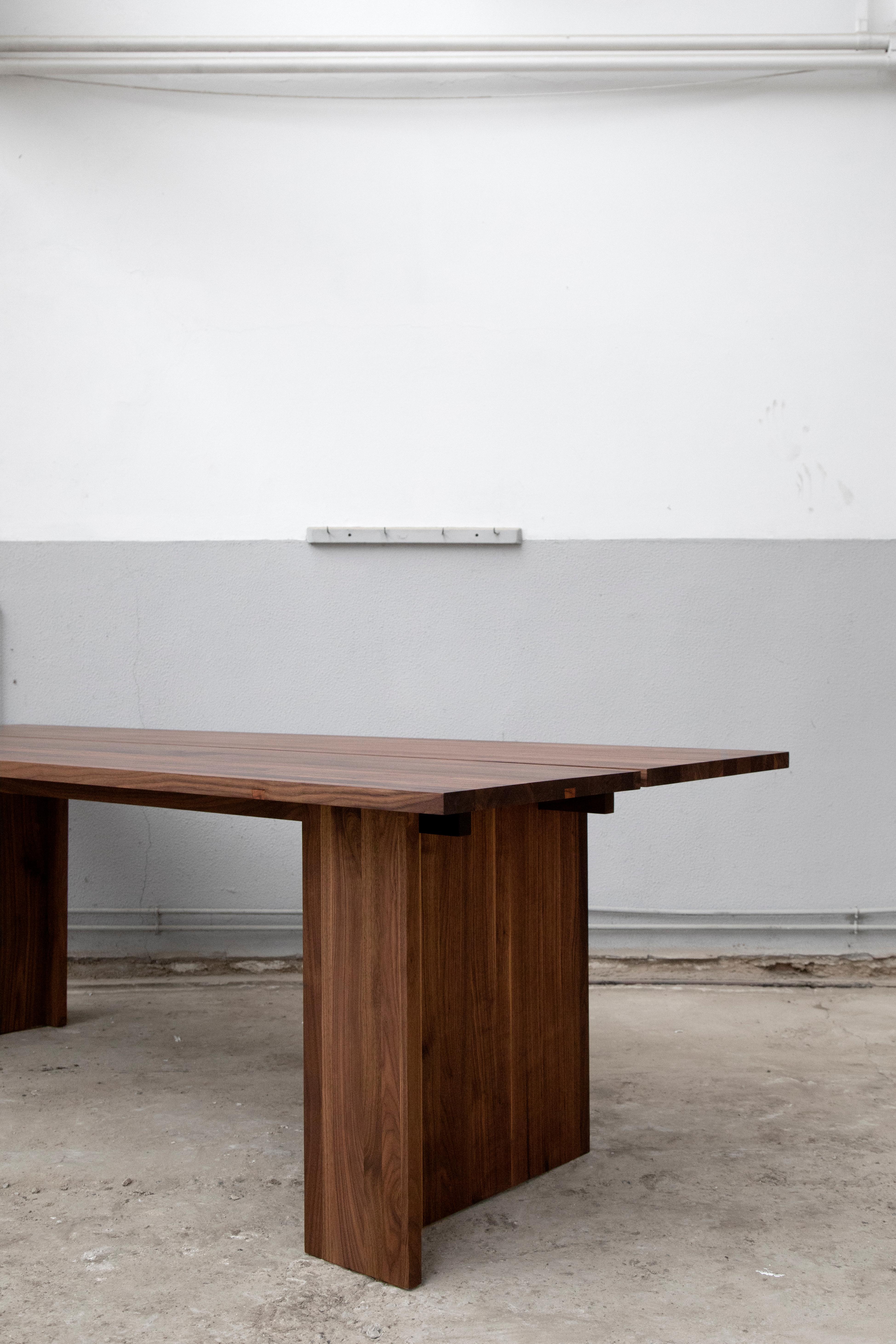 Moderne Table Dominique de part et d'autre de Studio Atelier en vente