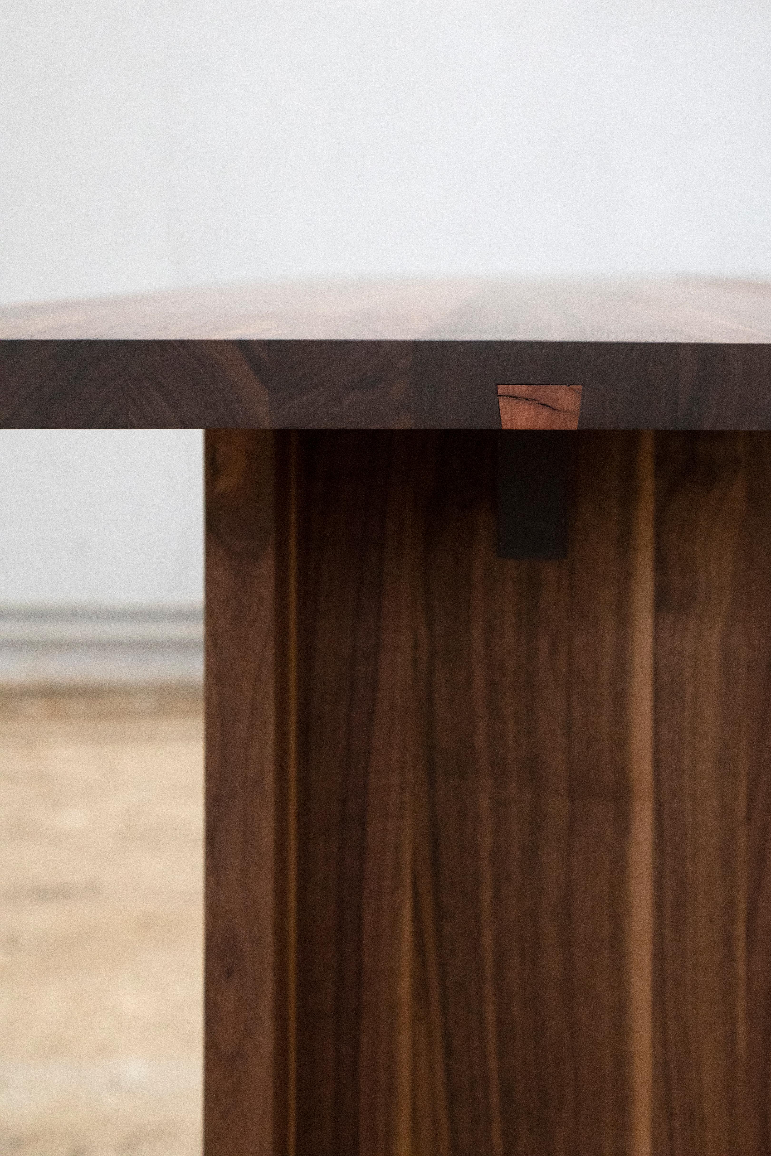 Belge Table Dominique de part et d'autre de Studio Atelier en vente
