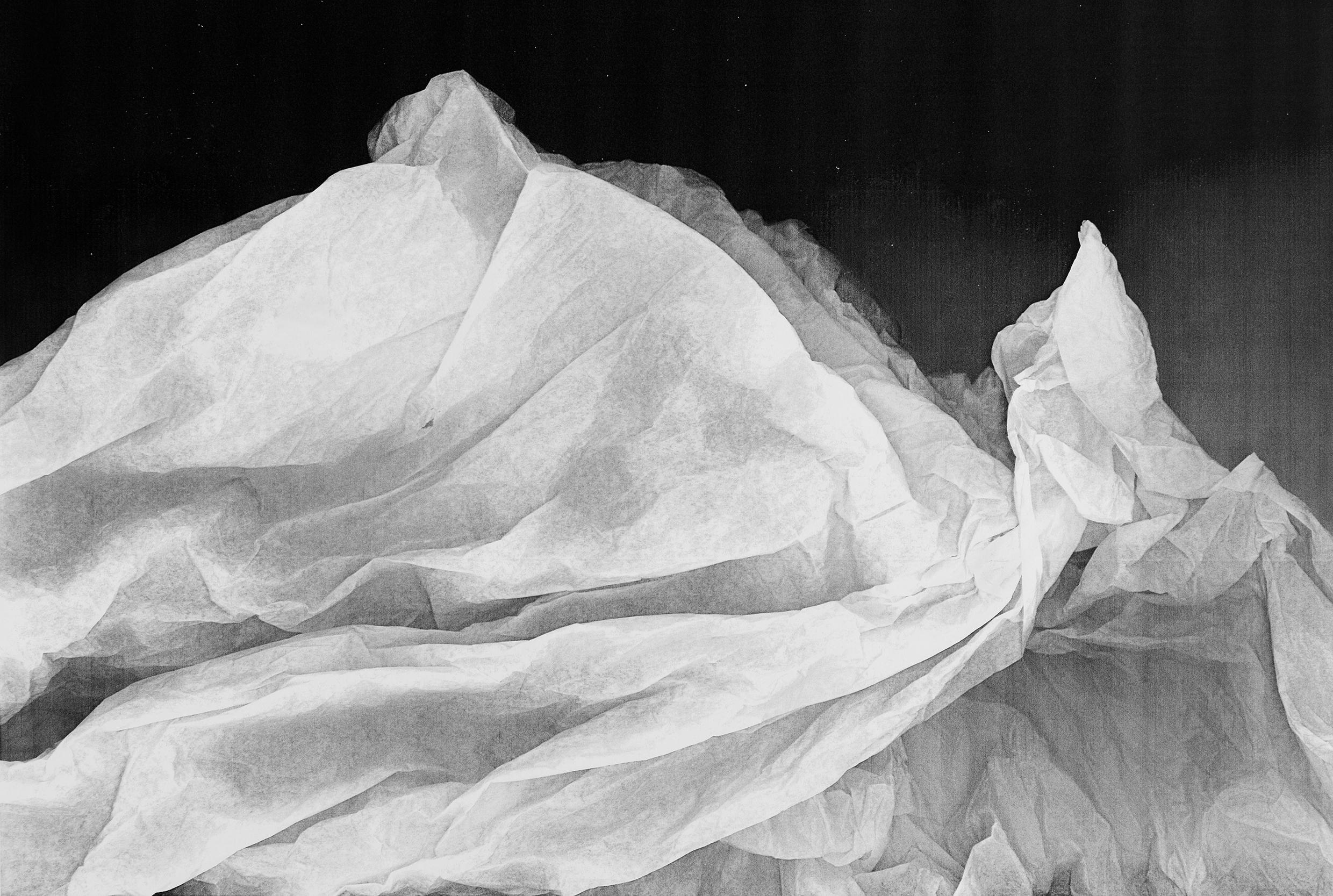 Dominique TEUFEN (*1975, Suisse)
Sommet, 2013
De la série "Sterne ? Kopierter Staub"
Hanemühle Fine Art Baryté
Feuille 40 x 60 cm (15 3/4 x 23 5/8 in.)
Edition de 5, plus 2 AP ; Ed. no. 1/5 
Imprimer seulement

Dominique Teufen est née à Davos, en