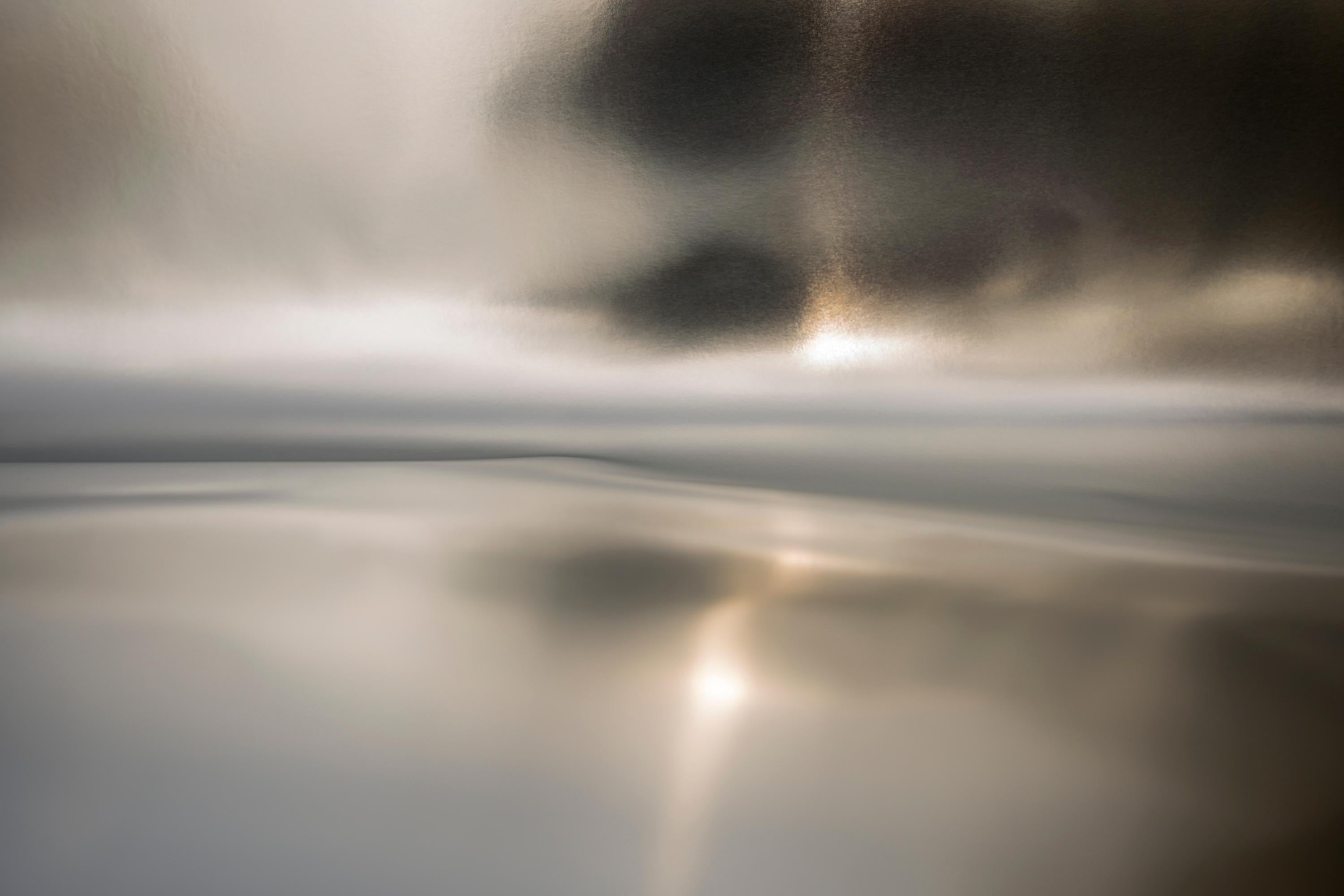 Dominique TEUFEN (*1975, Suisse)
Eaux de soie, de la série "Rayons de lumière", 2021
Hahnemühle Fine Art Baryta
Feuille 60 x 90 cm (23 5/8 x 35 3/8 in.)
Edition de 5, plus 2 AP (#1/5)

Encadrement selon les spécifications de l'artiste : tirage monté
