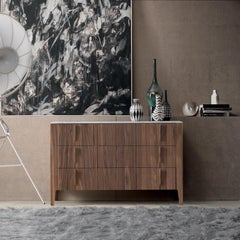 Comò Domino a 3 cassetti in noce canaletto con piano in marmo di Carrara