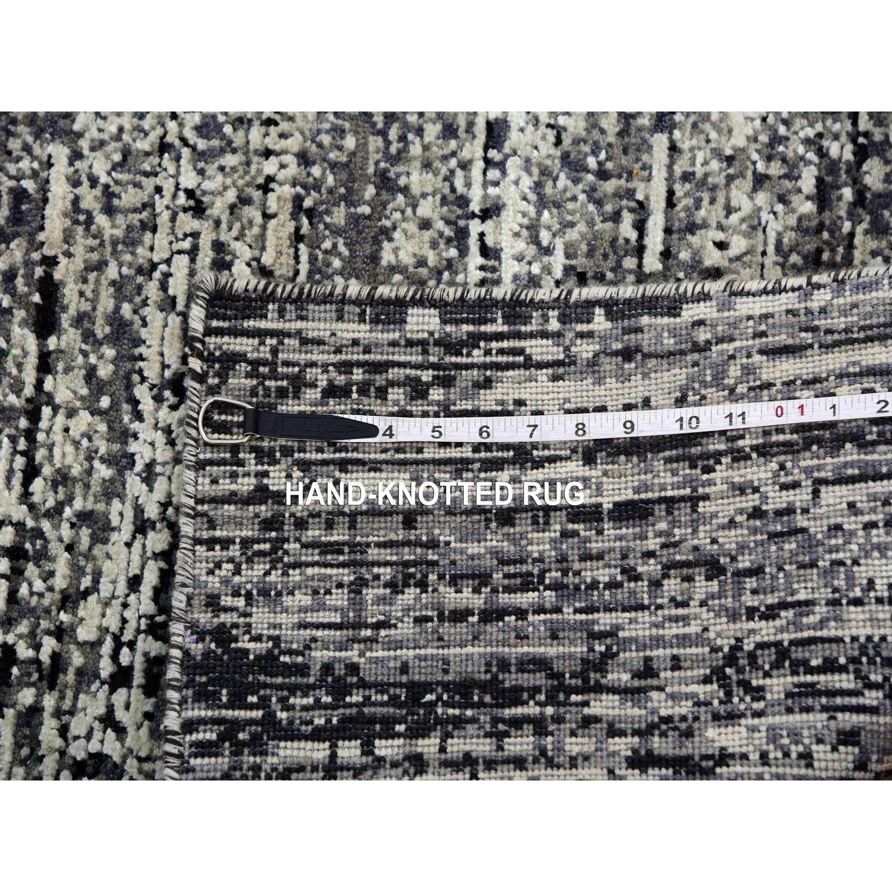 Domino Black Modern Striae Design Tappeto annodato a mano in lana e seta con design a striature in vendita 4