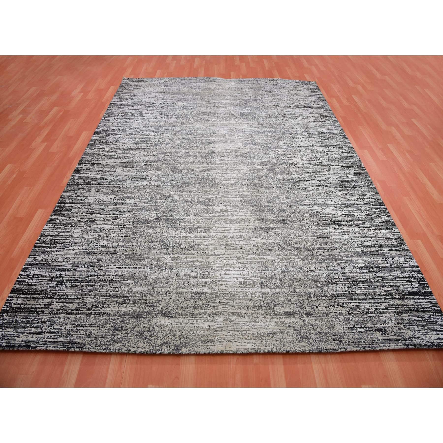 Moderno Domino Black Modern Striae Design Tappeto annodato a mano in lana e seta con design a striature in vendita