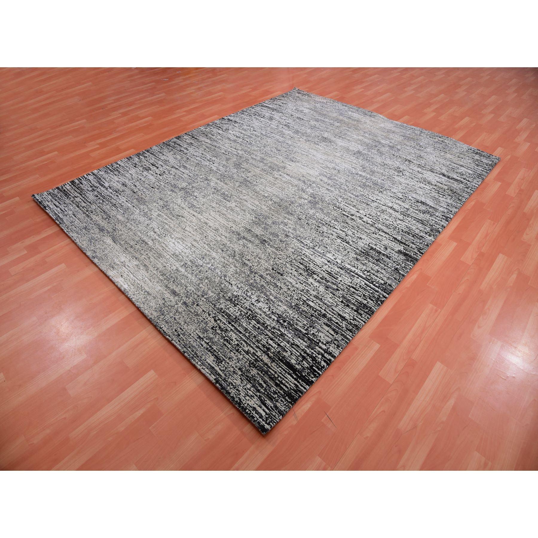 Indiano Domino Black Modern Striae Design Tappeto annodato a mano in lana e seta con design a striature in vendita