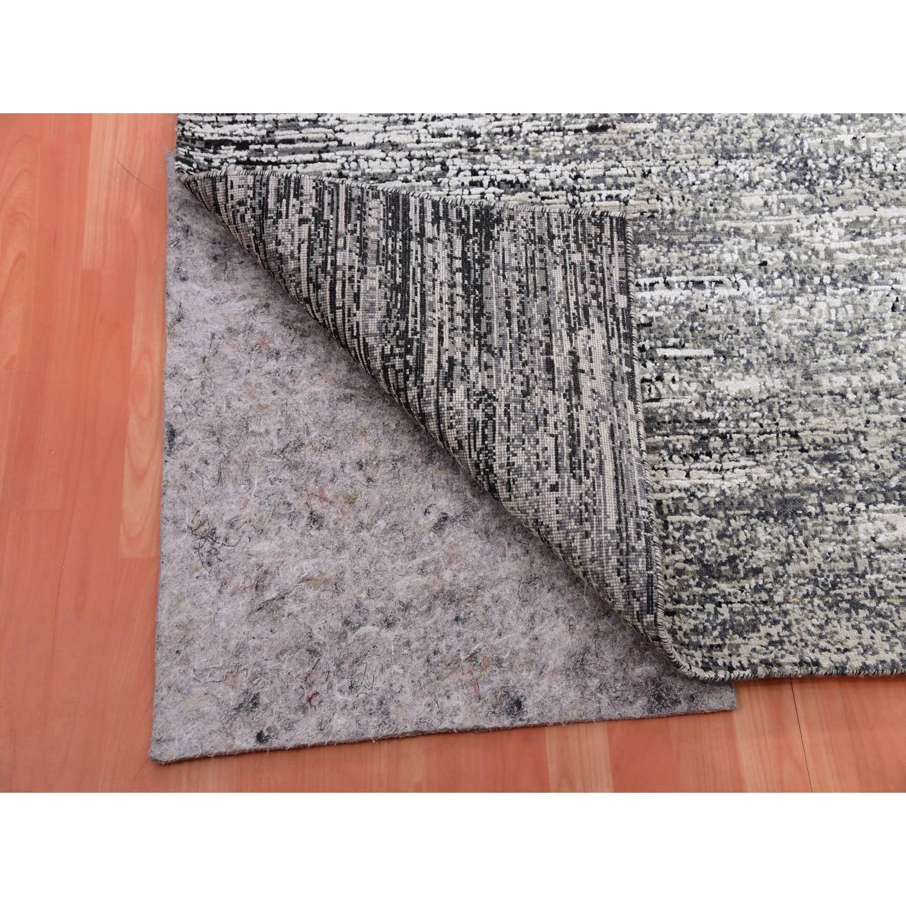 Annodato a mano Domino Black Modern Striae Design Tappeto annodato a mano in lana e seta con design a striature in vendita