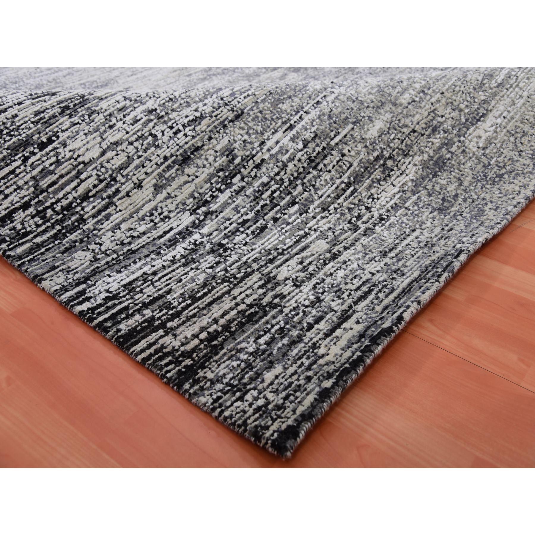 XXI secolo e contemporaneo Domino Black Modern Striae Design Tappeto annodato a mano in lana e seta con design a striature in vendita