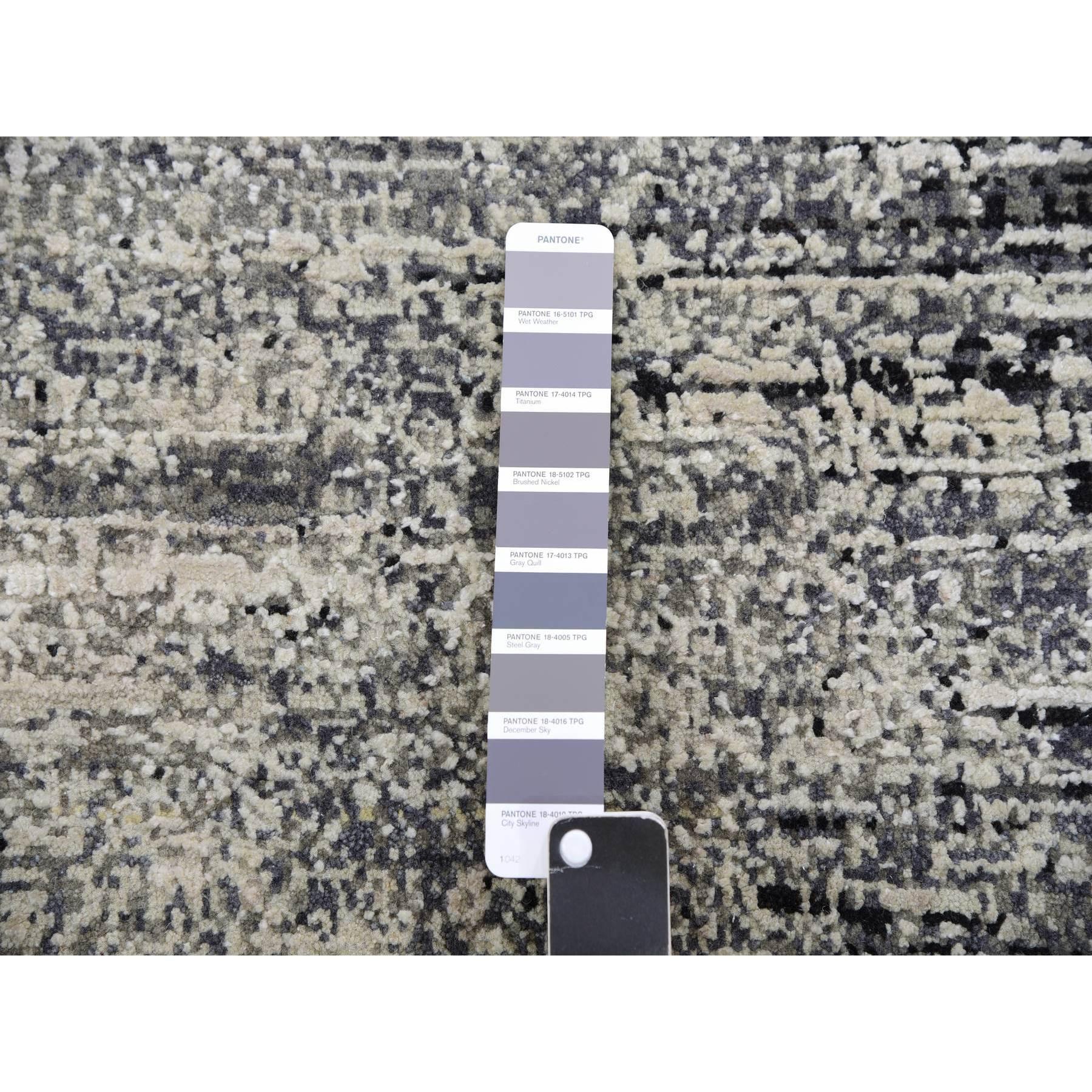 Lana Domino Black Modern Striae Design Tappeto annodato a mano in lana e seta con design a striature in vendita