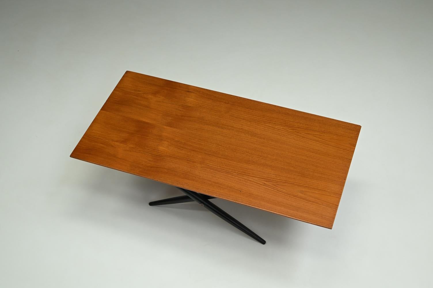 “Domino” coffee table by Ilmari Tapiovaara for Asko, 1950s Finland. In Good Condition For Sale In Landgraaf, NL