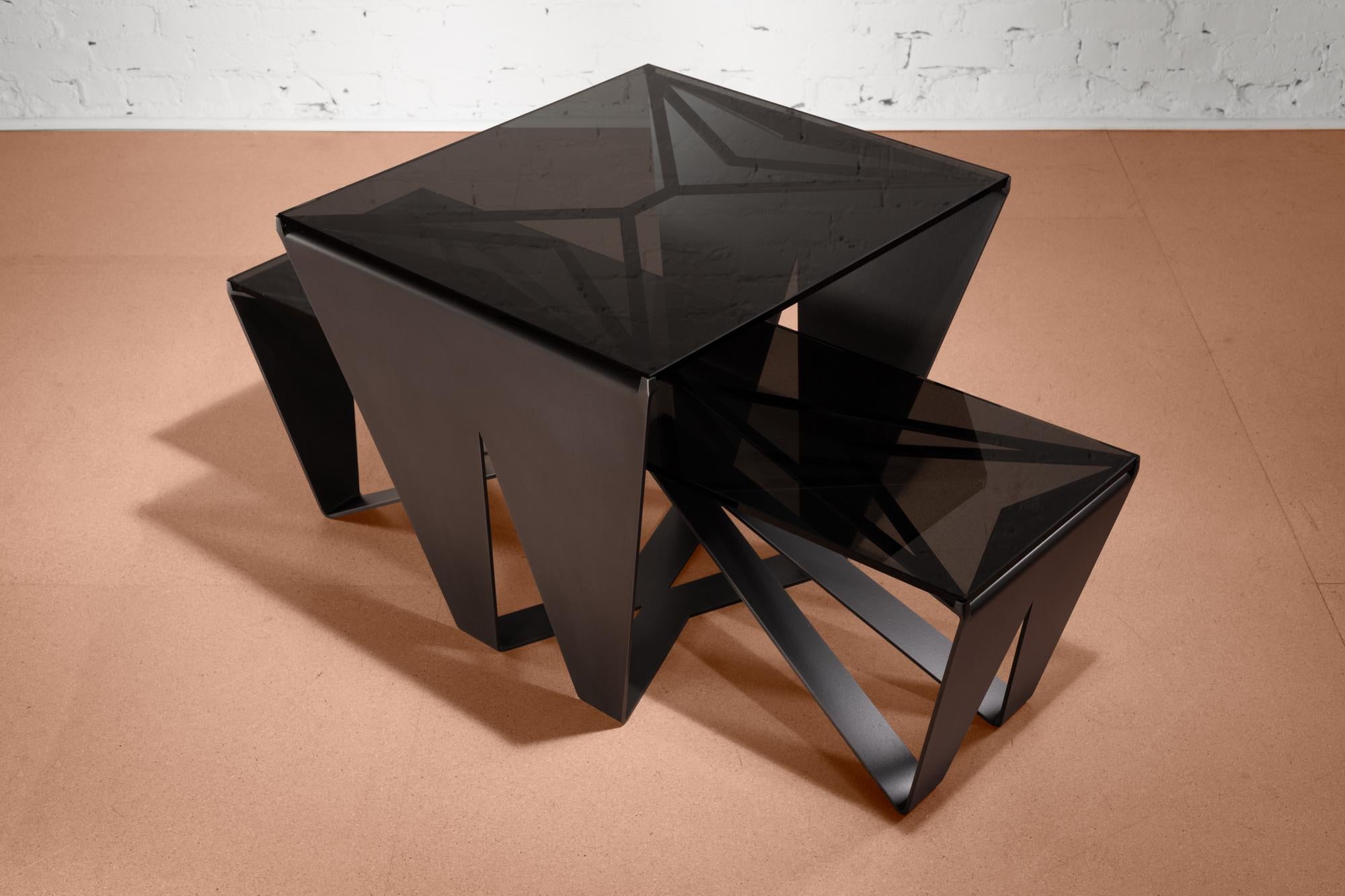 Moderne Table basse Domino, acier noirci et verre fumé, par Force/Collide en vente
