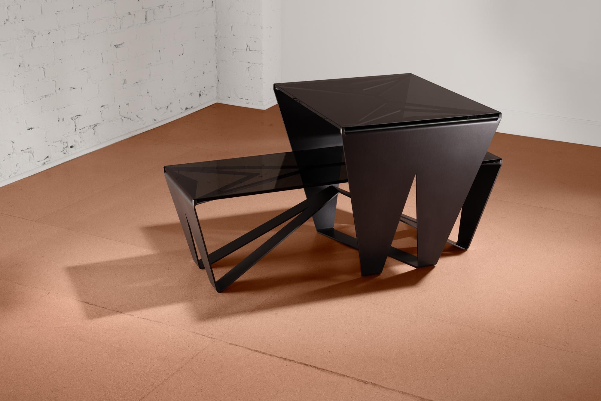 XXIe siècle et contemporain Table basse Domino, acier noirci et verre fumé, par Force/Collide en vente