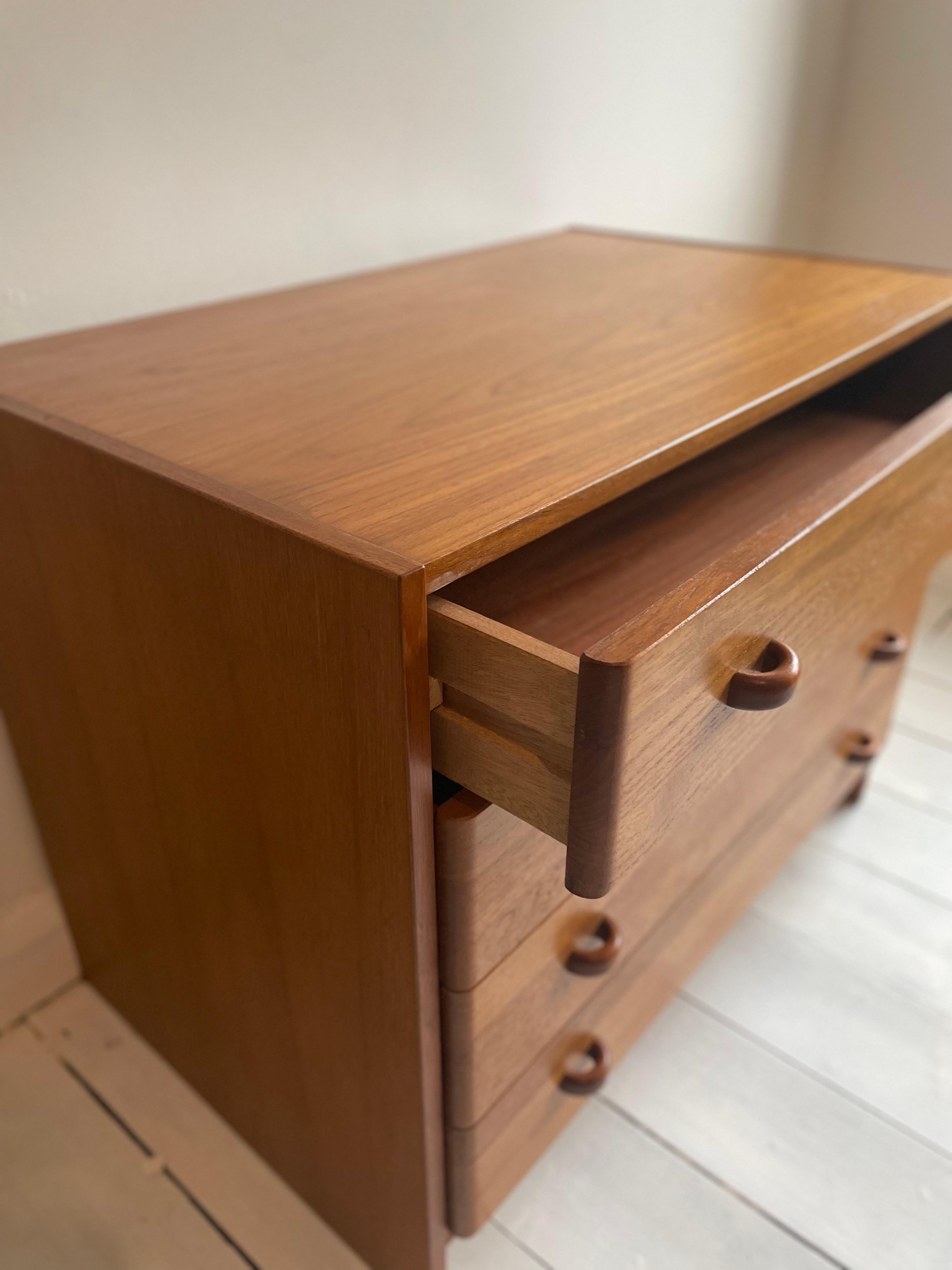 Domino Mobler Chest Of Drawers Danish Mid-Century In Good Condition In Oxford, GB